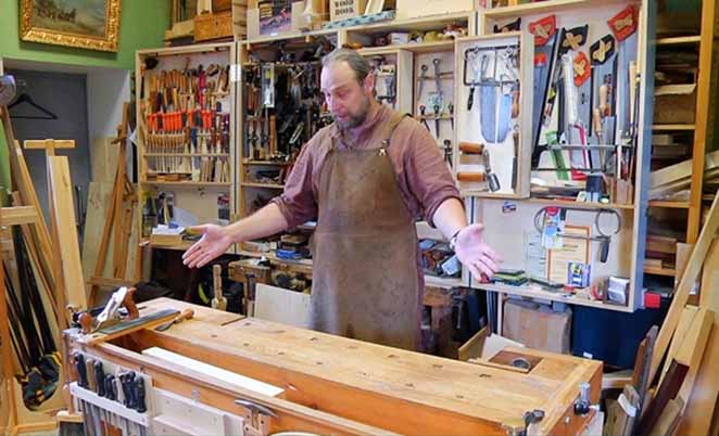 Un artisan métallier-serrurier dans son atelier